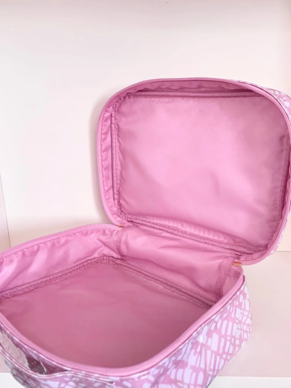 Hold NWOT Estée Lauder Pink vanity case
